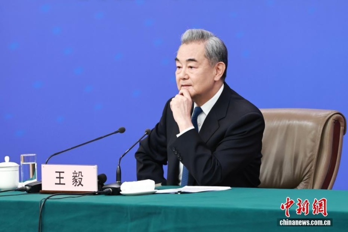 3月8日上昼10时，104届齐邦人年夜4次聚会正在梅天亚主旨讯息公布厅举办记者会，聘请中同中心政事局委员、中接部少王毅便“华夏中接战略战对于中相干”相干题目归问中中记者发问。中新社记者 蒋开亮 摄